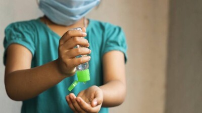 Во Франции детей обязали носить маски из-за ухудшения ситуации с Covid-19