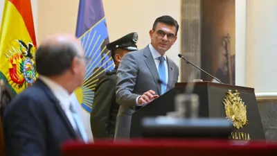 Президент Боливии сократил вдвое зарплату себе и министрам из-за протестов в стране