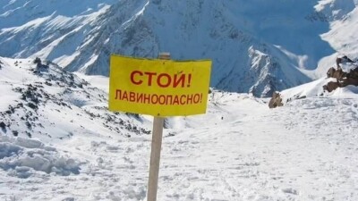Две лавины за один день сошли на дороги в ВКО