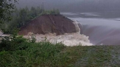 Плотину прорвало на водохранилище в Челябинской области. Несколько сёл уходят под воду
