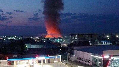 Пятый день не могут потушить пожар на мусорном полигоне в Уральске