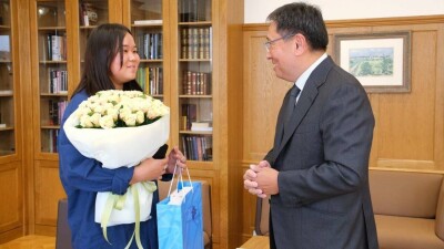Досаев встретился с 15-летней девушкой, заступившейся за пенсионера в автобусе