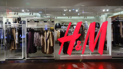 В Китае сняли с продаж товары компании H&M из-за её отказа покупать хлопок из Синьцзяна