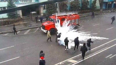 ДЧС Алматы опубликовал видео спасения сотрудников прокуратуры после поджога здания 5 января