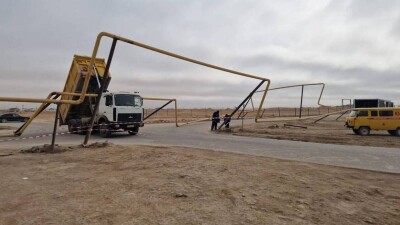 Грузовой автомобиль снёс газопровод в Жанаозене, оставив жителей без газа