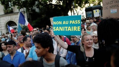 Более 200 демонстраций против санпропусков одновременно прошли по всей Франции