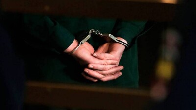 Ходил с оружием по улице. В Уральске задержали бывшего сотрудника ДУИС