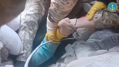 Кыргызстанские спасатели вытащили из-под завалов в Турции живую женщину