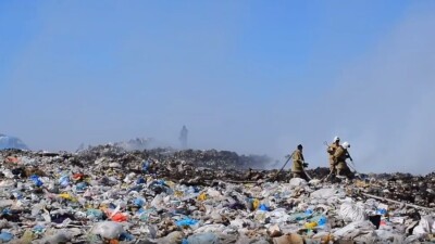 В Кокшетау загорелся мусорный полигон. Для тушения привлекли пожарный поезд