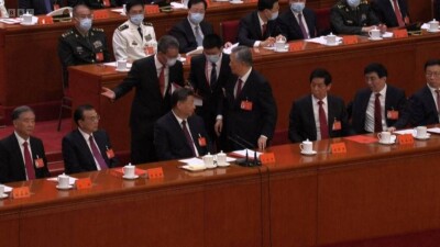 ГосСМИ Китая объяснили, почему бывшего лидера Ху Цзиньтао вывели под руки из зала съезда КПК