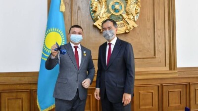 Победителю конкурса "Учитель года Алматы" вручили ключи от квартиры