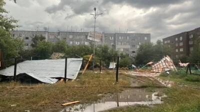 Сильный ветер сорвал крышу четырёх многоэтажек и оставил без света сёла в СКО