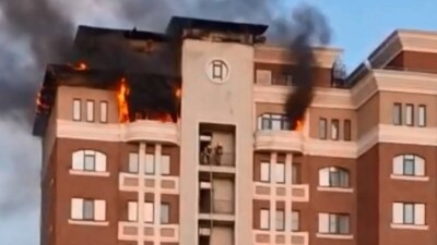 В Атырау горит новый 10-этажный дом