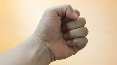 Несовершеннолетний заехал на территорию школы в Астане и устроил драку