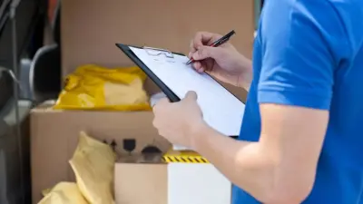 Курьер домогался девушки в Алматы: полиция требует усилить требования к службам доставки