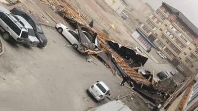Ураганный ветер в Таразе снёс крышу многоэтажки и повалил столбы