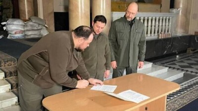 Зеленский подписал заявку на членство Украины в Евросоюзе