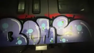 Не успели запустить на линию: вагоны LRT разрисовали граффити