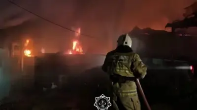 Два дома горят в Турксибском районе Алматы, погиб человек