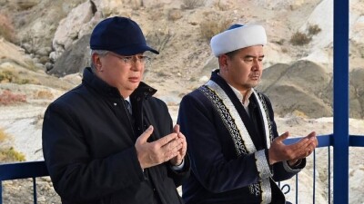 Токаев посетил подземную мечеть Бекет-ата в Мангистауской области