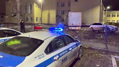 Фура въехала в здание школы в Уральске. Водителя госпитализировали с инсультом