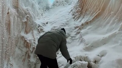 Огромная ледяная пещера образовалась в Экибастузе из-за аварии на водопроводе