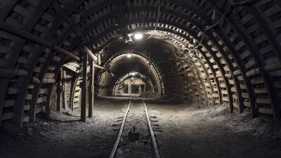 Более 60 человек оказались заблокированы, 14 пропали без вести при аварии в угольной шахте в Китае