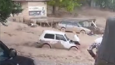 Мощный сель вновь сошёл в Кыргызстане. Потоком унесло автомобили