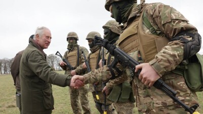 Король Карл III навестил украинских военных, проходящих обучение в Великобритании
