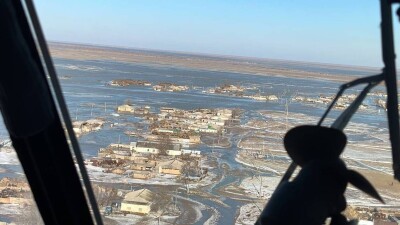 Вертолёт со спасателями не смог приземлиться в затопленном селе Актюбинской области