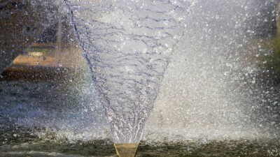 Фонтан с горячей водой забил прямо под окнами многоэтажки в Экибастузе