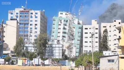 Армия Израиля нанесла удар по многоэтажке в Газе, где находились офисы СМИ