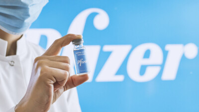 Pfizer сокращает поставки вакцины от Covid-19 в Европу. Несколько стран ЕС назвали это "неприемлемым"