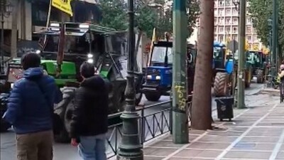 Греческие фермеры на тракторах приехали на акцию протеста в центр Афин
