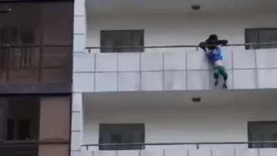Семиклассник спас малыша, висевшего на перилах балкона четвёртого этажа в Астане