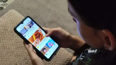 Крадут детство и время: Дания запретит соцсети для детей младше 15 лет