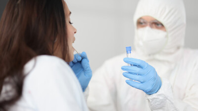 Не получившие прививку служащие центральных госорганов должны предъявлять отрицательный ПЦР-тест на работе