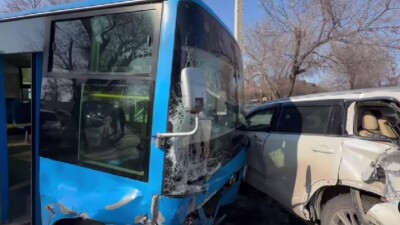 Пассажирский автобус в Таразе врезался в три автомобиля и снёс светофор. Есть пострадавшие