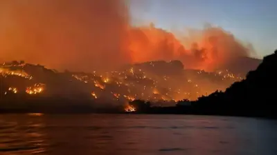 Туристический остров в Греции объят огнём