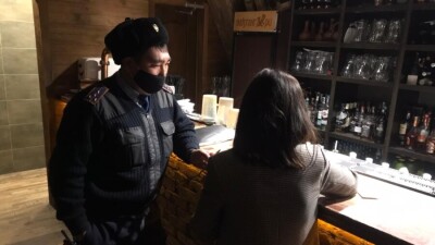 За одну ночь в развлекательных заведениях Алматы за нарушение карантина оштрафовали 250 человек