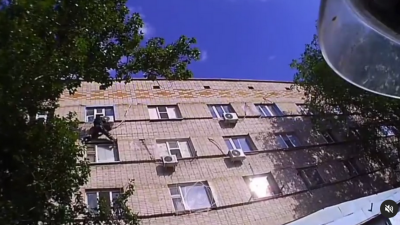 Пожарные Уральска спасли 15-летнюю девочку, запертую в горящей комнате общежития