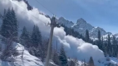 В горах Алматы сбросили лавину в 44 тысячи кубометров снега