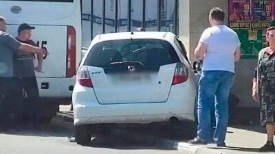 Машина въехала в остановку в Петропавловске. Три человека серьёзно пострадали