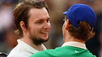 "Я его почти добил, ребята". Александр Бублик проиграл в четвертьфинале "Ролан Гаррос"