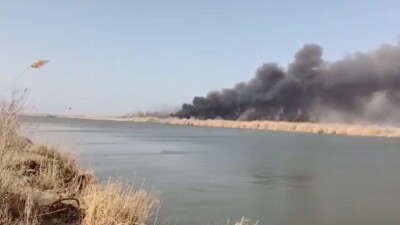 Крупный пожар вторые сутки тушат в природном резервате близ Атырау