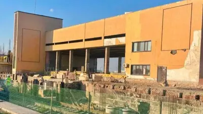 Рабочий сорвался со строительных лесов во время ремонта вокзала Атырау