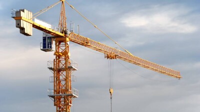 Пять суток ареста получил мужчина, забравшийся на строительный кран в Нур-Султане