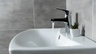 Горячую воду сливаем часами: жителям старого центра Алматы ответили, что делать