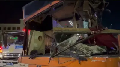 Грузовик с краном на скорости задел пассажирский автобус в Семее, есть пострадавшие