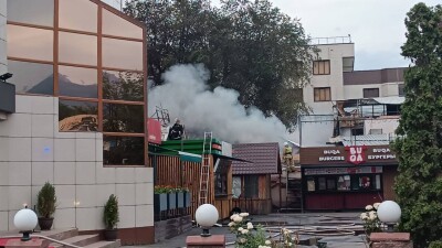 Кафе горит в микрорайоне Жетысу-3 в Алматы